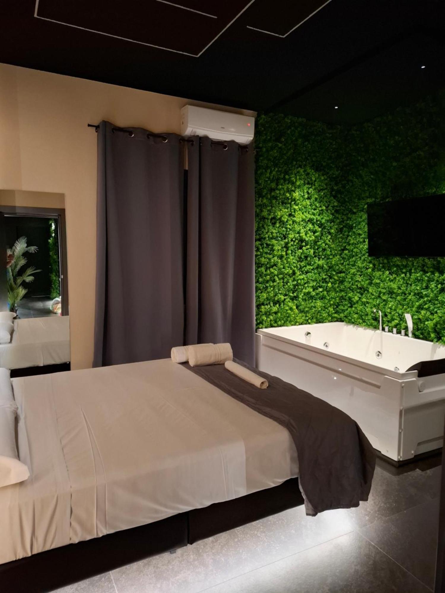 Dark & Light Rooms & Luxury Suites Катания Екстериор снимка